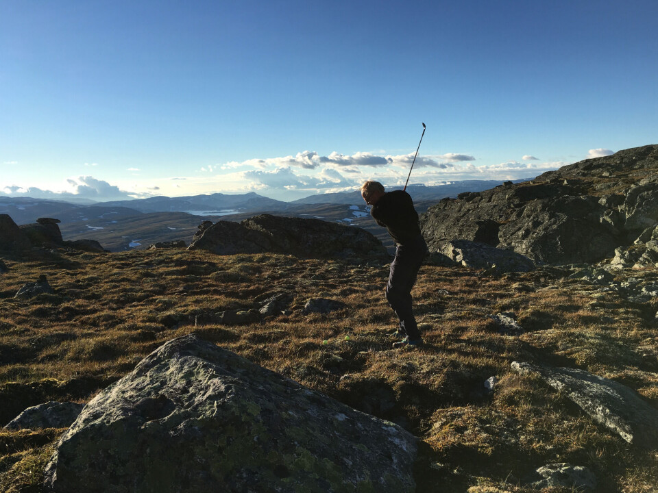 Dagfinn (63) gikk Hardangervidda på tvers med golfkølle!