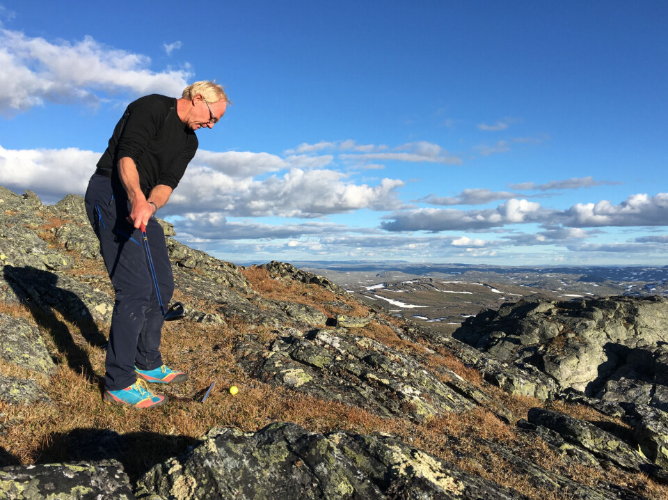Dagfinn (63) gikk Hardangervidda på tvers med golfkølle!