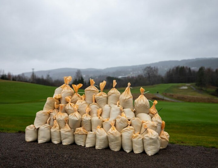 Sandsekker for å holde dukene på plass.