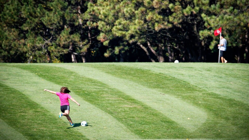 – Golfen bør utnytte at nesten alle har et forhold til fotball