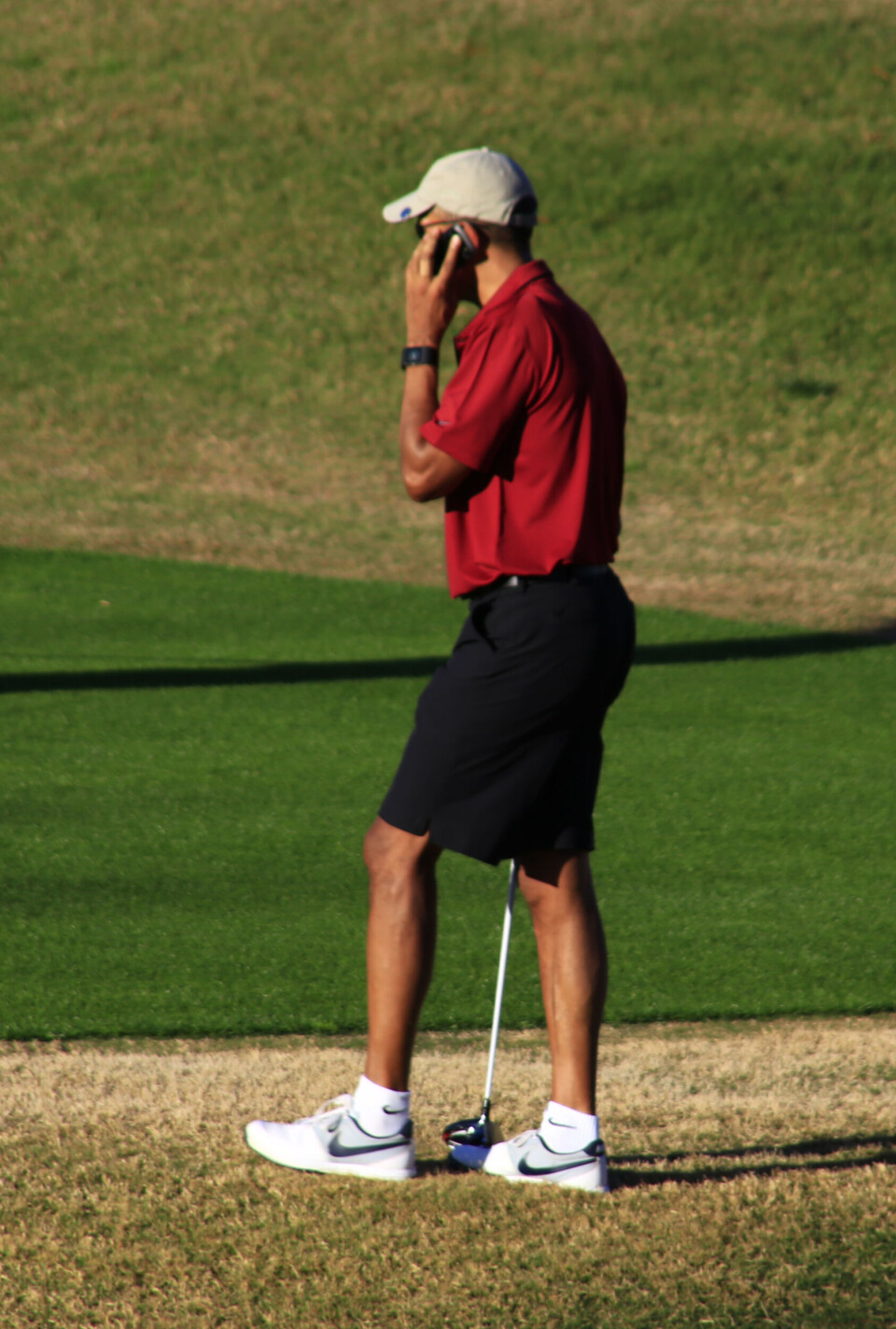 Telefonforbud på golfbanen gjelder ikke verdens mektigste mann. (Foto: Peter Bjerkeseth)