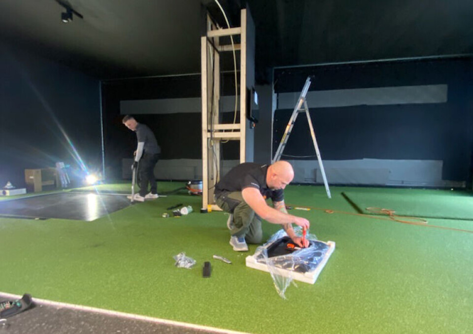 Tar opp kampen med etablert golfsenter, og tilbyr simulatorgolf året rundt: – Vi har veldig tro på at folk vil spille golf før arbeidstid