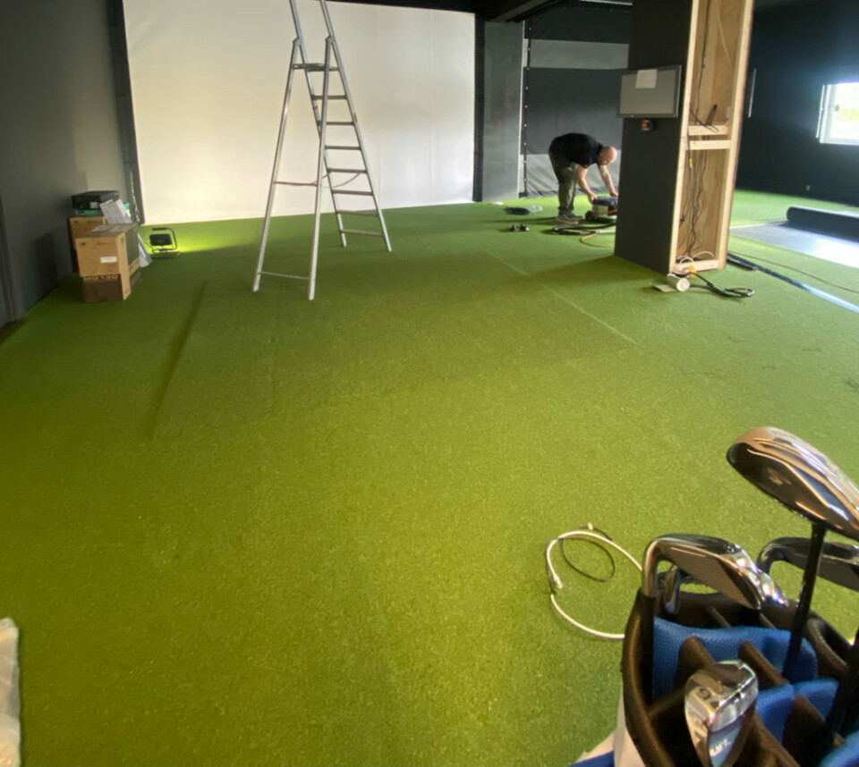 Tar opp kampen med etablert golfsenter, og tilbyr simulatorgolf året rundt: – Vi har veldig tro på at folk vil spille golf før arbeidstid