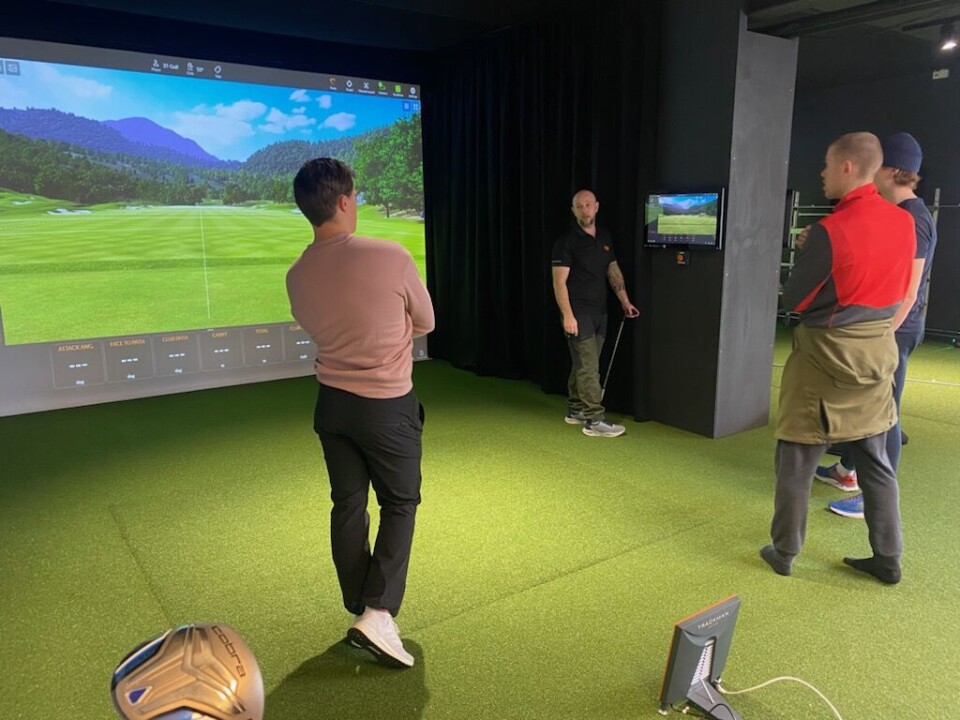 Tar opp kampen med etablert golfsenter, og tilbyr simulatorgolf året rundt: – Vi har veldig tro på at folk vil spille golf før arbeidstid