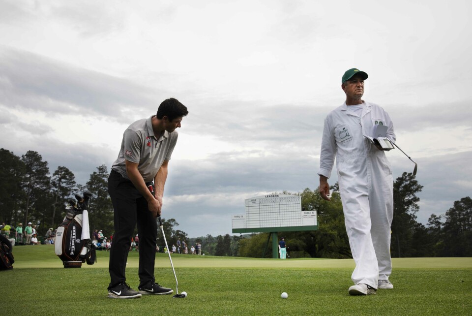 Utsettelser, folkehav og treningsrunde med en Masters-legende: – Dette er sykt kult!