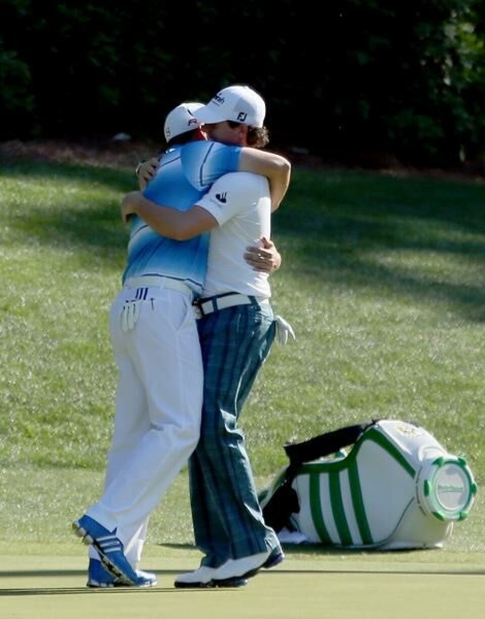 Mickelson har fordelen av å ha vært i den samme situasjonen før. Han har vunnet tre grønne jakker, og kan tangere Tiger Woods og Arnold Palmer sine fire med seier søndag.