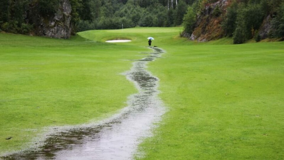 Fem timer golf før regnavbrudd