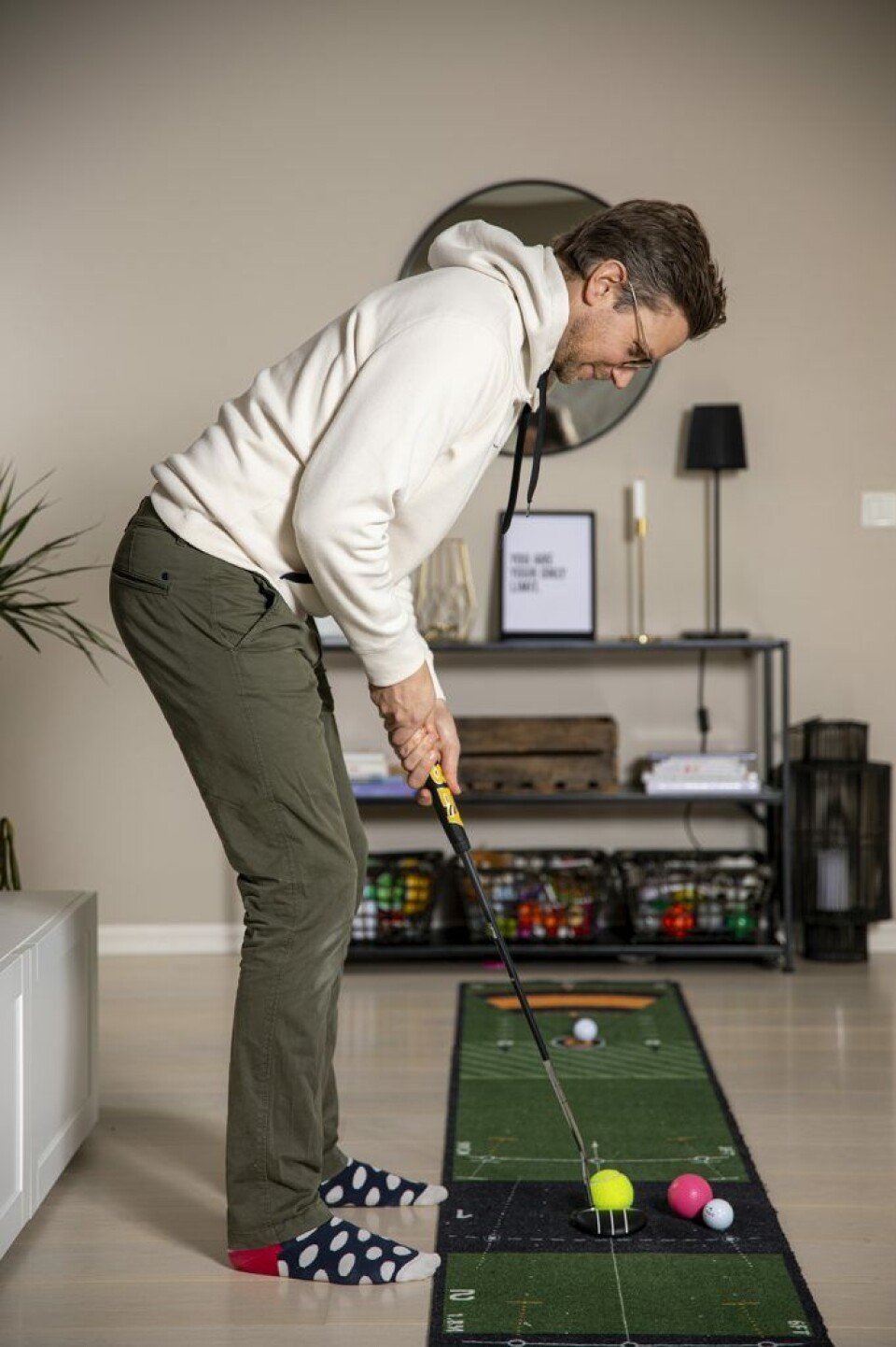 Slik kan du trene golf hjemme i stua!