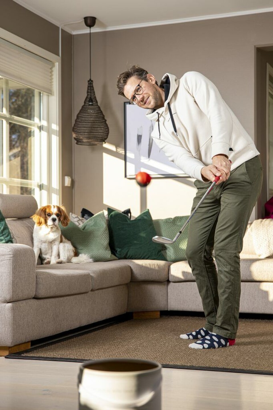 Slik kan du trene golf hjemme i stua!