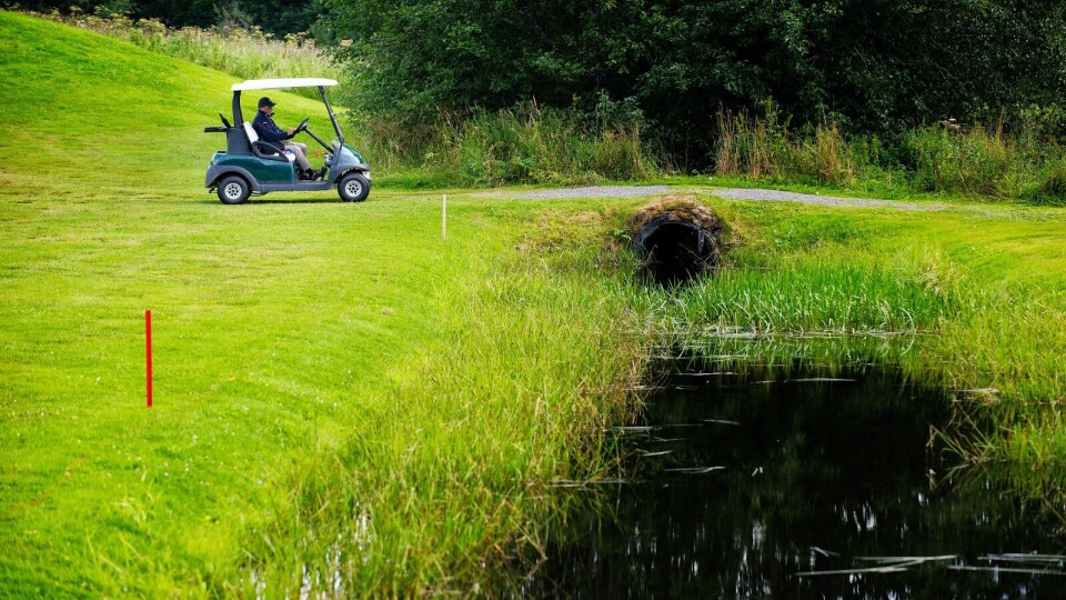 Fyllekjørte golfbil på motorveien