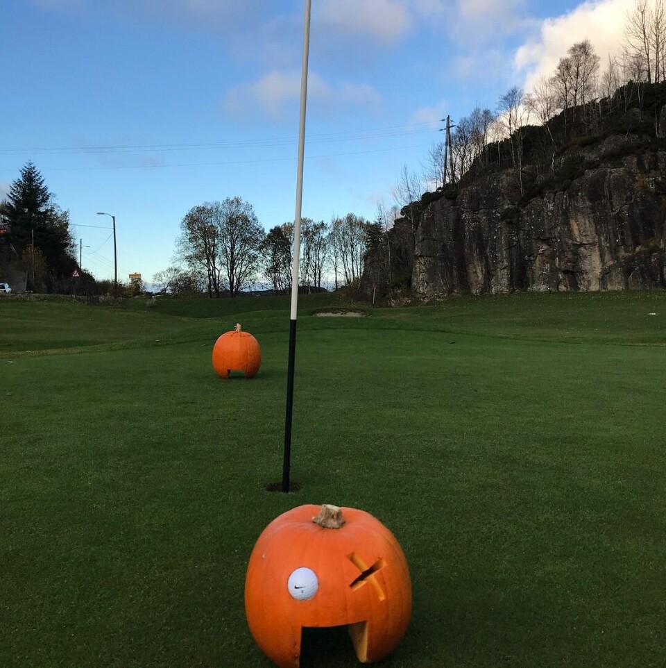 Halloween-fest for barna på Sotra: – Jeg nominerer dette til årets coachprestasjon i Golf-Norge!
