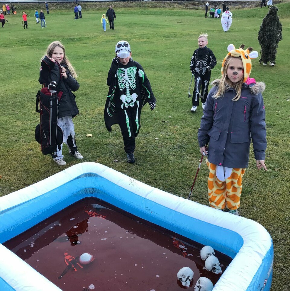 Halloween-fest for barna på Sotra: – Jeg nominerer dette til årets coachprestasjon i Golf-Norge!