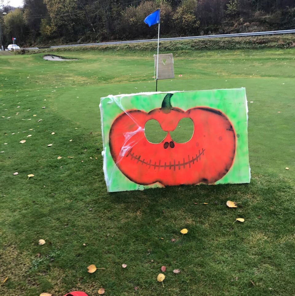Halloween-fest for barna på Sotra: – Jeg nominerer dette til årets coachprestasjon i Golf-Norge!
