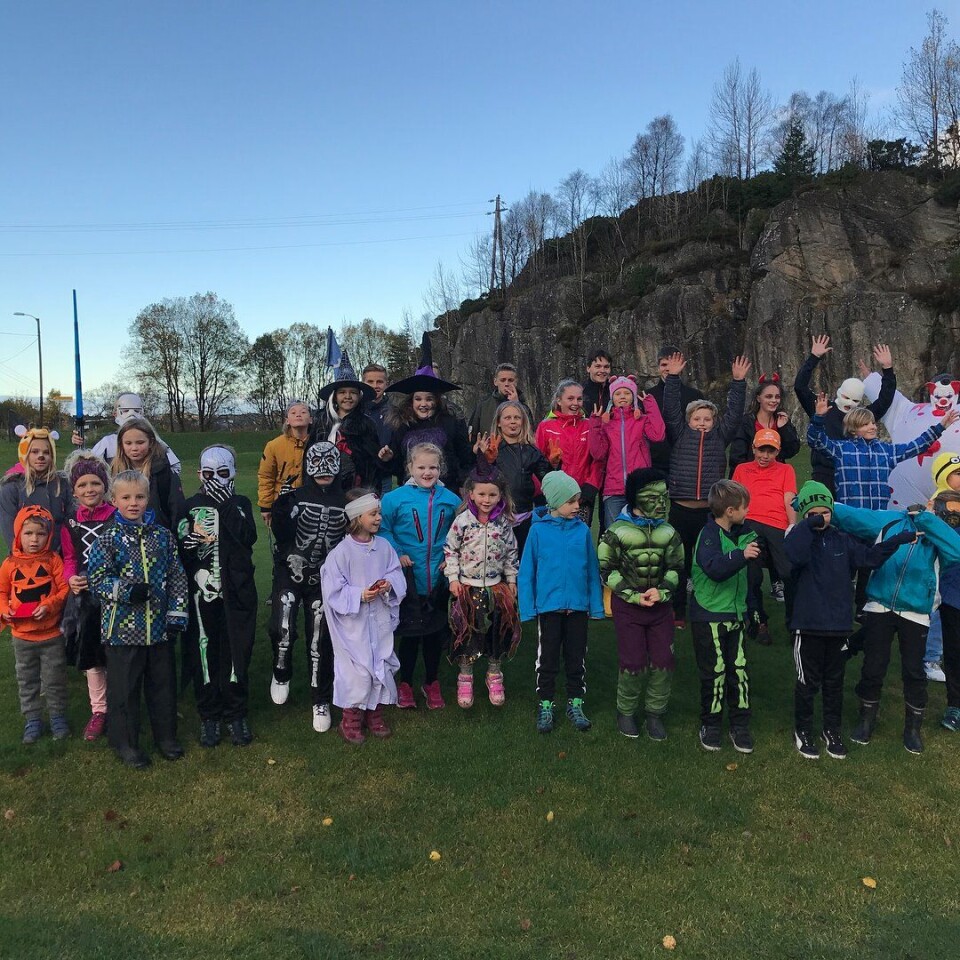 Halloween-fest for barna på Sotra: – Jeg nominerer dette til årets coachprestasjon i Golf-Norge!