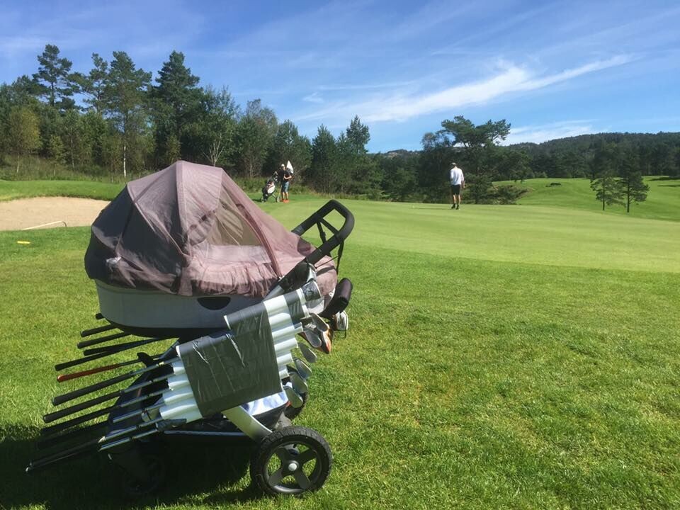 Nektet å la nyfødt barn komme i veien for golf – sjekk den geniale løsningen!