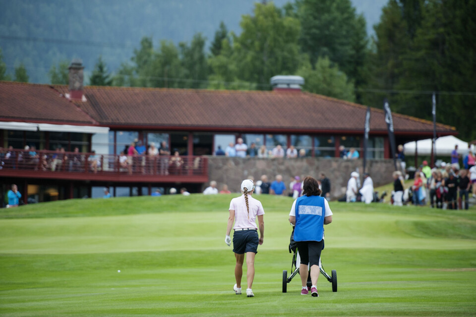 Daglig leder kritisk til priskrig mellom golfklubber