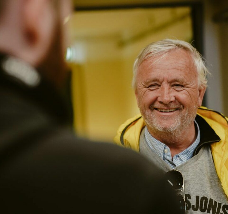 Terje Haugan (t.v.) har grunn til å smile. Den nå pensjonerte verksmesteren er arkitekten bak golfbanen, aktiviteten og det gode miljøet i Horten fengsel. (Foto: Tom Erik Andersen)
