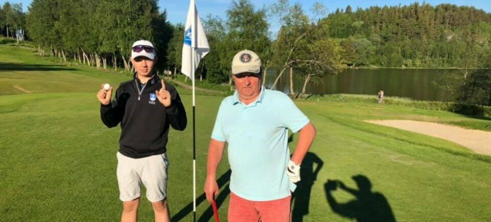 Hole gjorde hole-in-one. Ifølge kompisene var det to år for sent