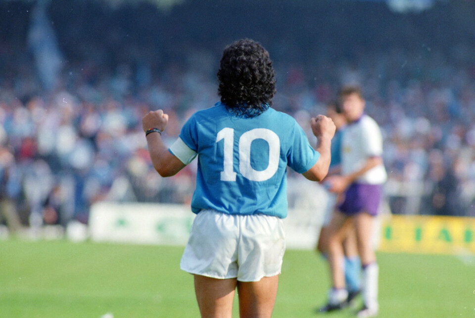 Se Maradona trikse med en golfball