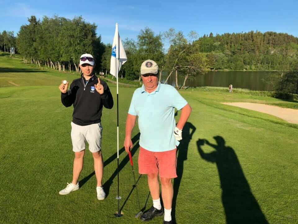 Hole gjorde hole in one. Ifølge kompisene var det to år for sent