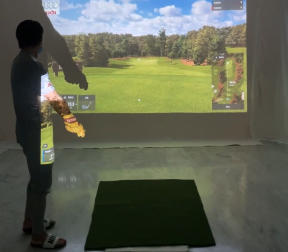 Seriemesteren er bitt av golfbasillen – tok med seg simulator på treningsleir