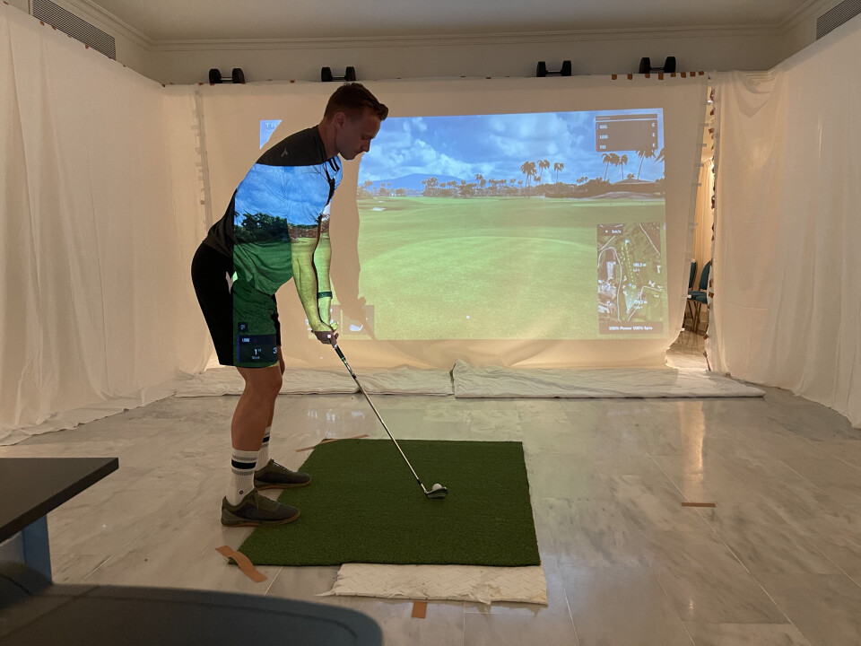 Seriemesteren er bitt av golfbasillen – tok med seg simulator på treningsleir