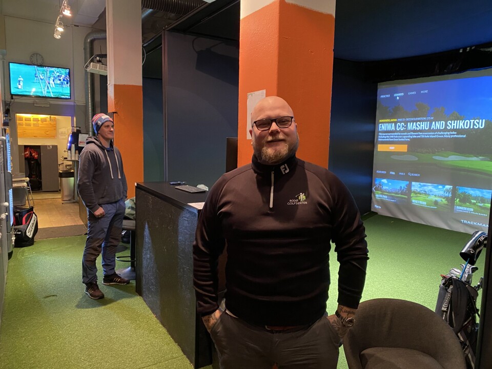 Seriemesteren er bitt av golfbasillen – tok med seg simulator på treningsleir