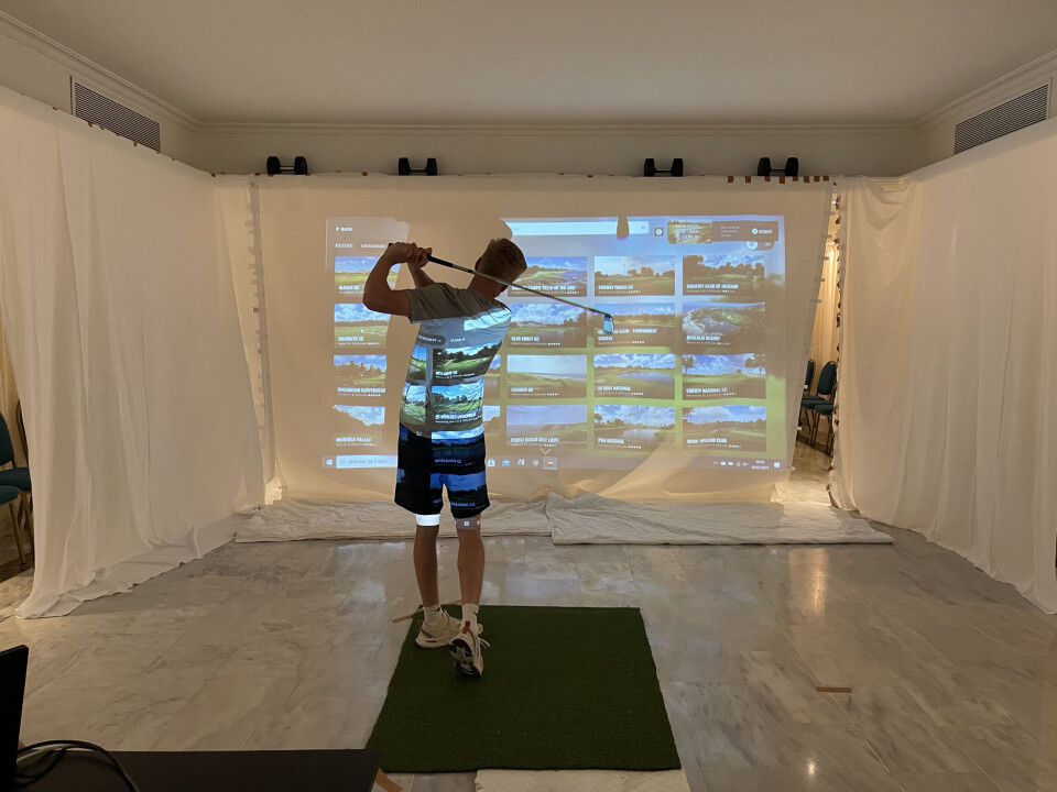 Seriemesteren er bitt av golfbasillen – tok med seg simulator på treningsleir