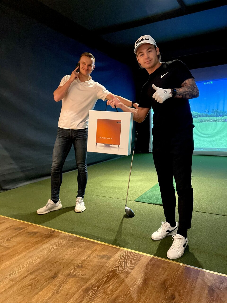 Seriemesteren er bitt av golfbasillen – tok med seg simulator på treningsleir