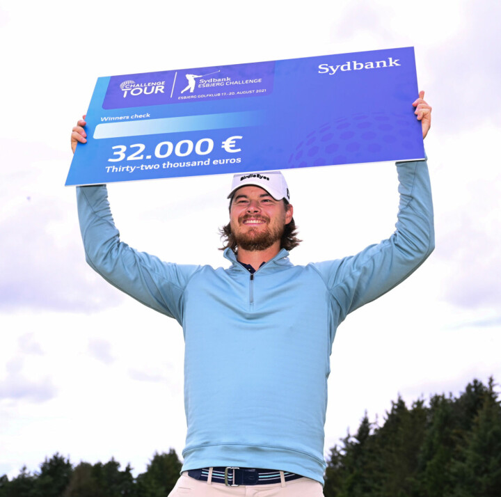 Espen Kofstad jubler for seier i Sydbank Esbjerg Challenge i 2020. Etter mye skadetrøbbel var han endelig tilbake som vinner.