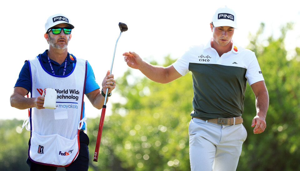 Caddie Shay Knight (t.v.) og Viktor Hovland i World Wide Technology Championship i Mayakoba i november.