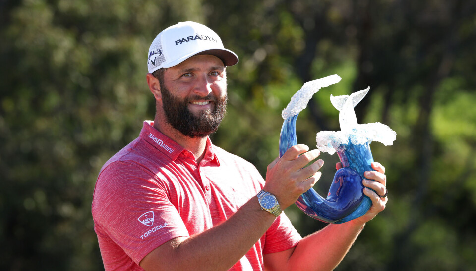 Jon Rahm sto igjen med vinnertroféet på Hawaii søndag etter nok en runde under par. Jon Rahm sto igjen med vinnertroféet på Hawaii søndag etter nok en runde under par.