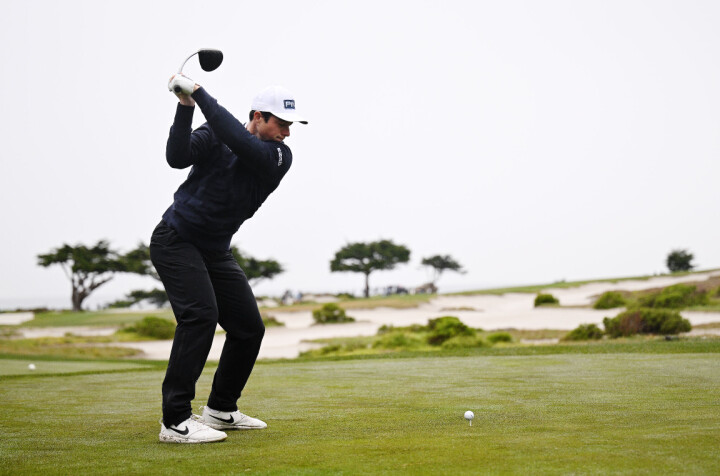 Viktor Hovland er tilbake på Pebble Beach. Han slår ut torsdag kveld.