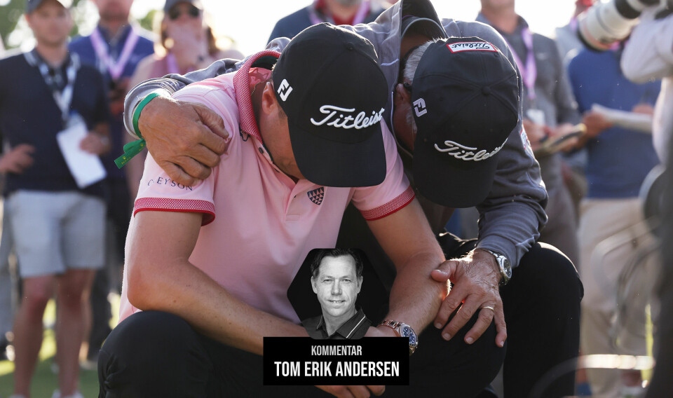 Justin Thomas og faren Mike synker ned på kne etter triumfen i PGA Championship i fjor.