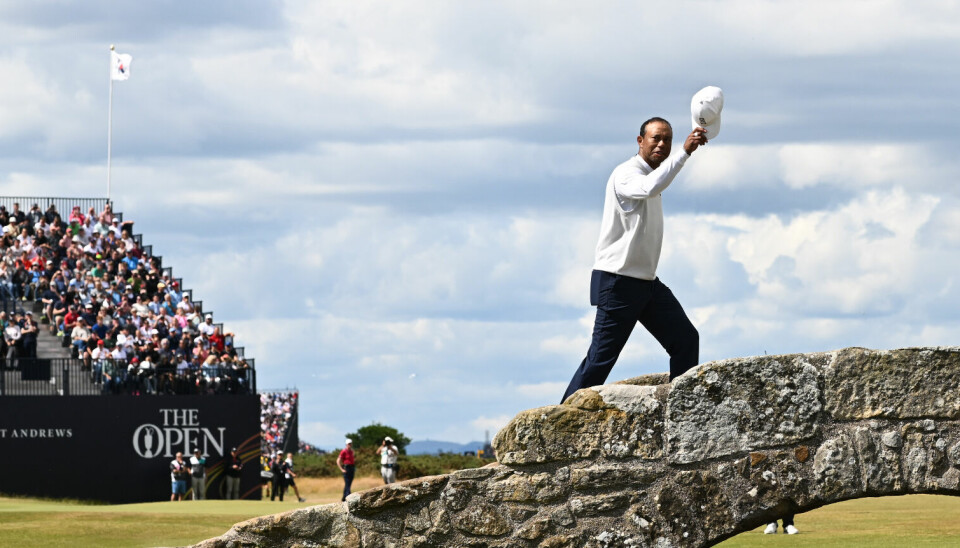 Tiger Woods vinket farvel etter to runder på St Andrews i fjor. I år går han glipp av all moroa.