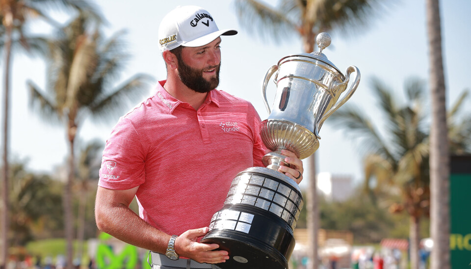 Jon Rahm med vinnertroféet etter seieren på Riviera søndag. Jon Rahm med vinnertroféet etter seieren på Riviera søndag.