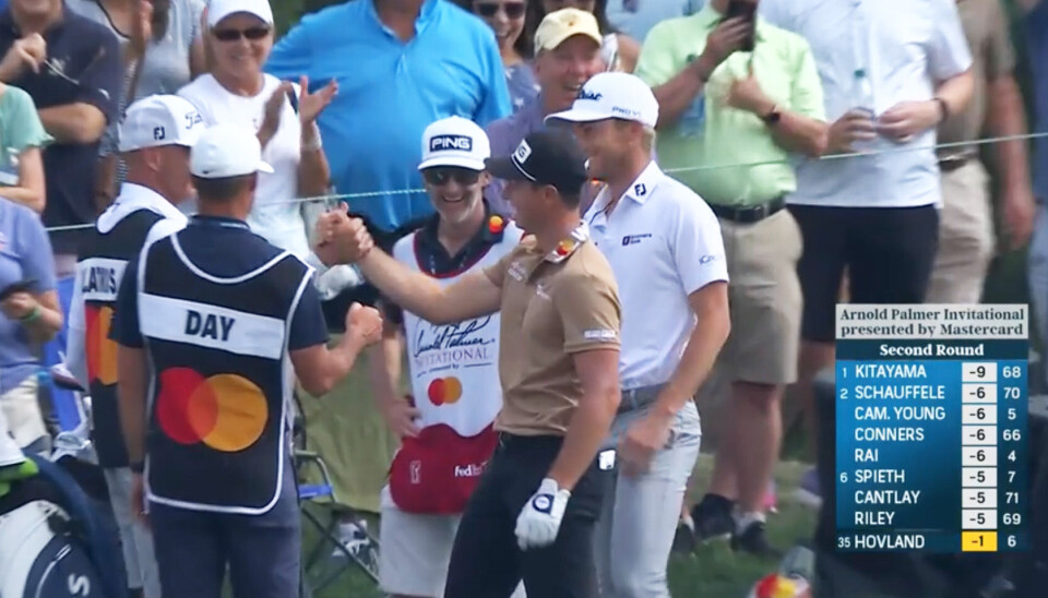 Viktor Hovland jubler etter sin hole-in-one på det sjuende hullet på Bay Hill fredag.