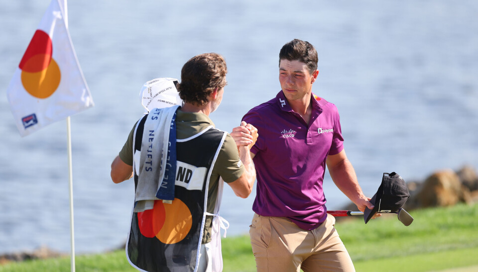 Viktor Hovland takker caddie Shay Knight for runden, en bogeyfri forestilling av 25-åringen.