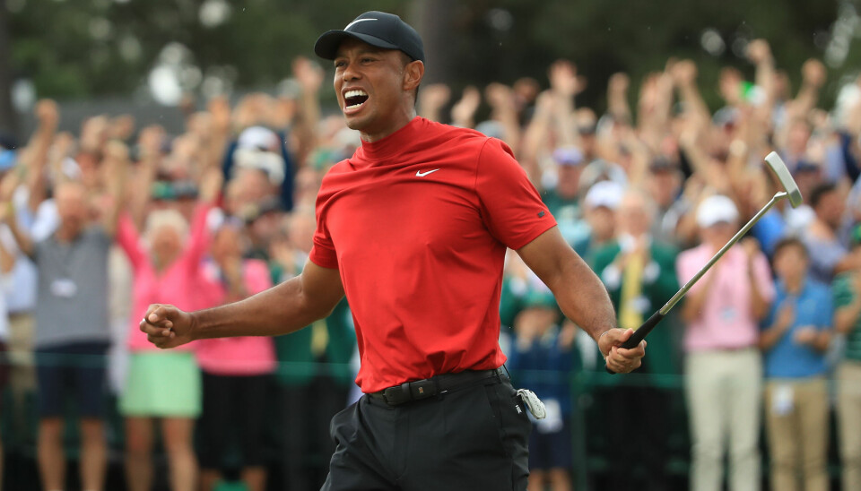 Tiger Woods jubler etter Masters-triumfen på Augusta i 2019 – som alltid i sin røde Nike-outfit på en søndag.