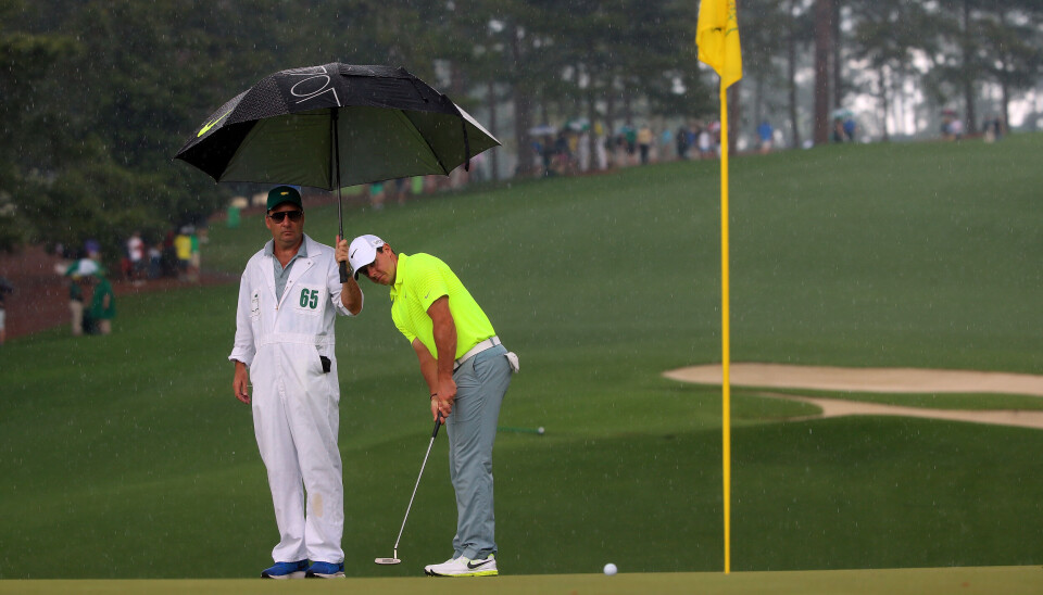 Skal man tro værvarselet kan det bli slike scener i Masters i år. Her er Rory McIlroy fra en treningsrunde i regnet på Augusta i 2015.
