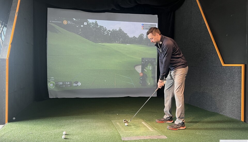 Gauldals Bubba Watson - venstrehendte Per-Johan Aune - har lagt inn sterk vind på simulatoren for å forberede seg til golfsesongen på Byneset golfklubb, som er nærmeste golfbane fem mil unna.