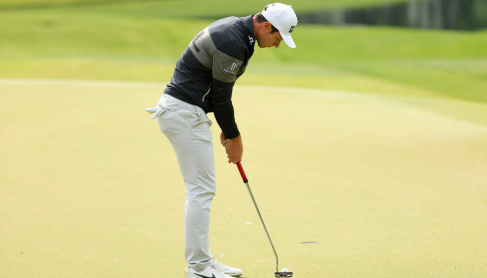 Viktor Hovland satte flere lange birdieputter, men irriterer seg over noen korte misser. Viktor Hovland satte flere lange birdieputter, men irriterer seg over noen korte misser.
