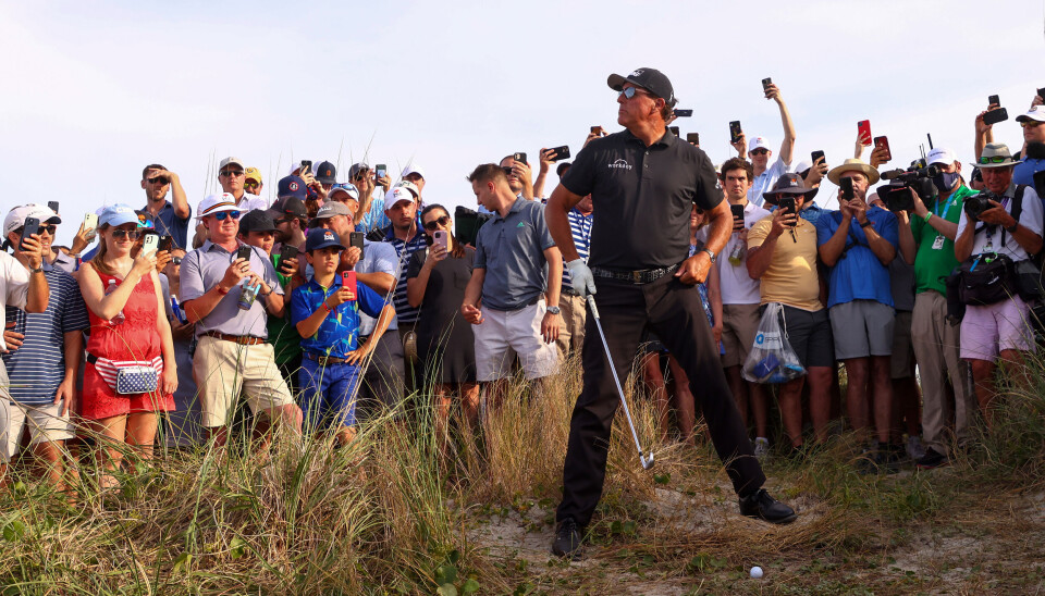 Phil Mickelson var fortsatt verdens kuleste mann da han gjorde seg klar til å slå seg ut av problemer på det 16. hullet på Kiawah Island i mai 2021. Han endte opp med å vinne turneringen. Neste uke er han igjen på plass i PGA Championship.