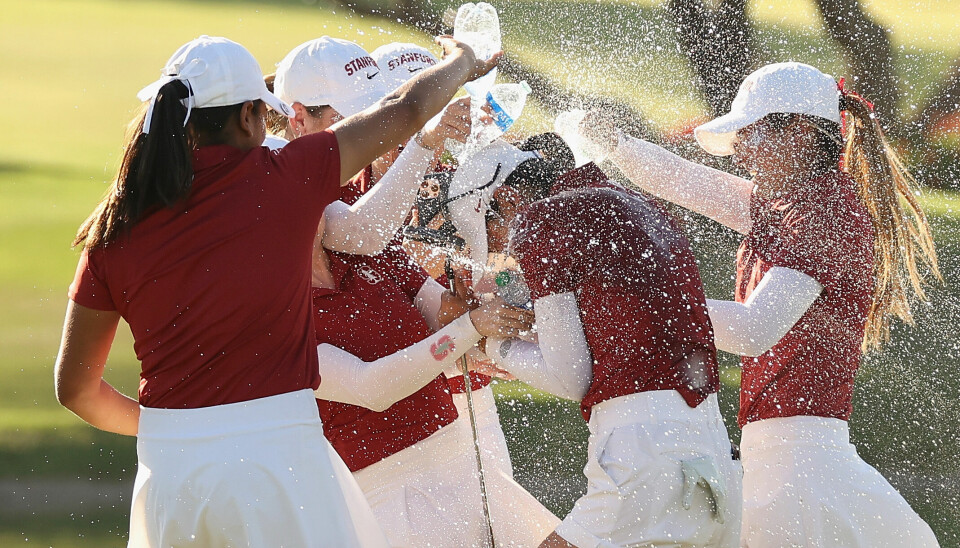Stanford-jentene feirer vinneren Rose Zhang etter at seieren var klar.