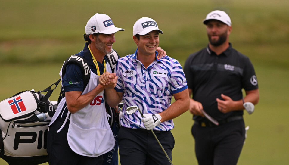 Caddie Shay Knight (t.v.) og Viktor Hovland er blitt et vinnende team. Neste uke skal de sammen prøve lykken igjen i The Open Championship. Caddie Shay Knight (t.v.) og Viktor Hovland er blitt et vinnende team. Neste uke skal de sammen prøve lykken igjen i The Open Championship.