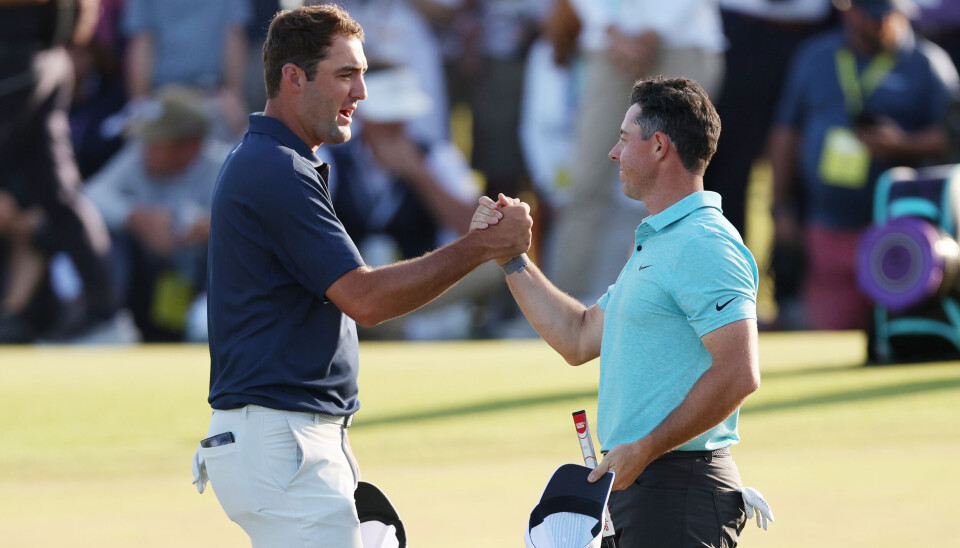 Sheffler og McIlroy takker hverandre for runden søndag. Ingen av dem klarte å stoppe Wyndham Clark. Sheffler og McIlroy takker hverandre for runden søndag. Ingen av dem klarte å stoppe Wyndham Clark.