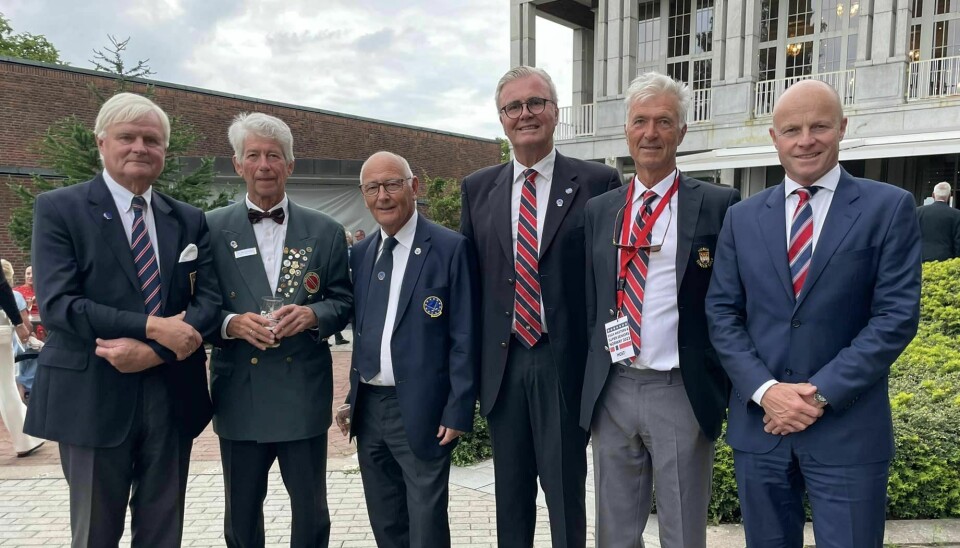 NGFs president Egil Hatling (t.h.) var tilstede under åpningsseremonien med Einar Skogstad fra Norsk Seniorgolf (nummer tre fra høyre) og den øvrige turneringsledelsen.