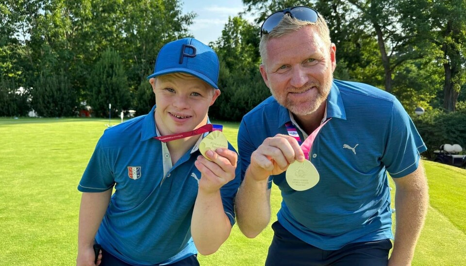 Mathias Larsen Lussand og pappa Tor Ove Lussand hadde all grunn til å smile etter gullet i Special Olympics torsdag.