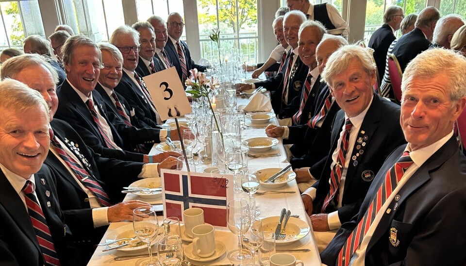 Asbjørn Ramnefjell (t.v.) og resten av det norske laget var i godt humør på torsdagens premieutdeling.