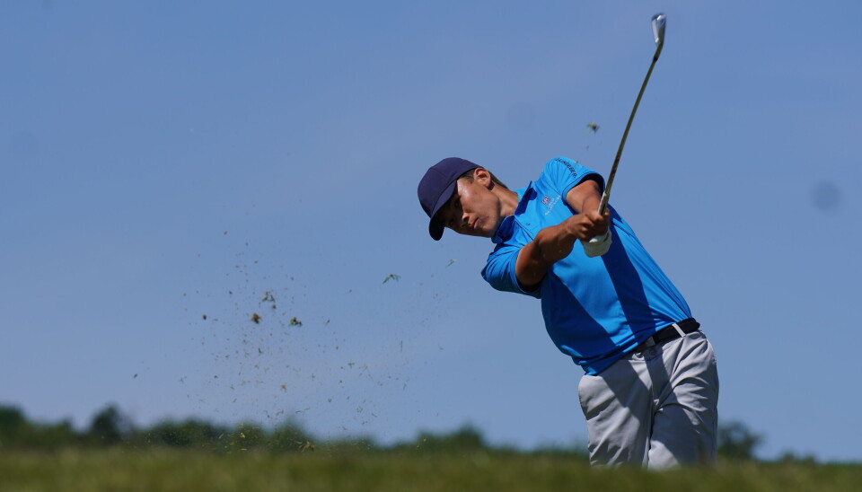 Leo Hirukawa Aaraas og Oslo GK var i front etter foursome tirsdag morgen, men mistet ledelsen i ettermiddagens fourball. Her i aksjon i junior-NM i Larvik nylig.